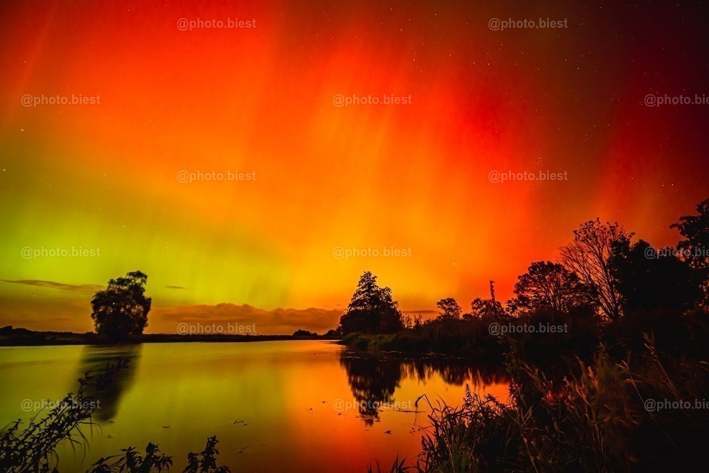 Und der Himmel brennt | Die Polarlichternacht vom 10.10.2024 am Flussufer der Hamme. - Realisiert mit Pictrs.com