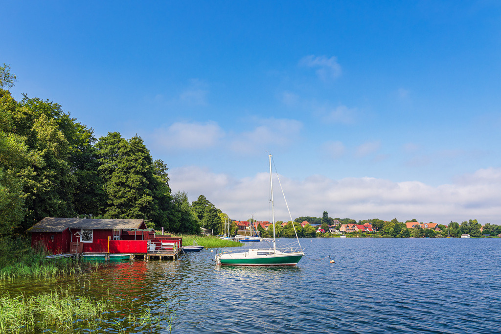 Blick auf Bootshäuser und Segelboote in der Stadt Zarrentin am Schaalsee | Blick auf Bootshäuser und Segelboote in der Stadt Zarrentin am Schaalsee.