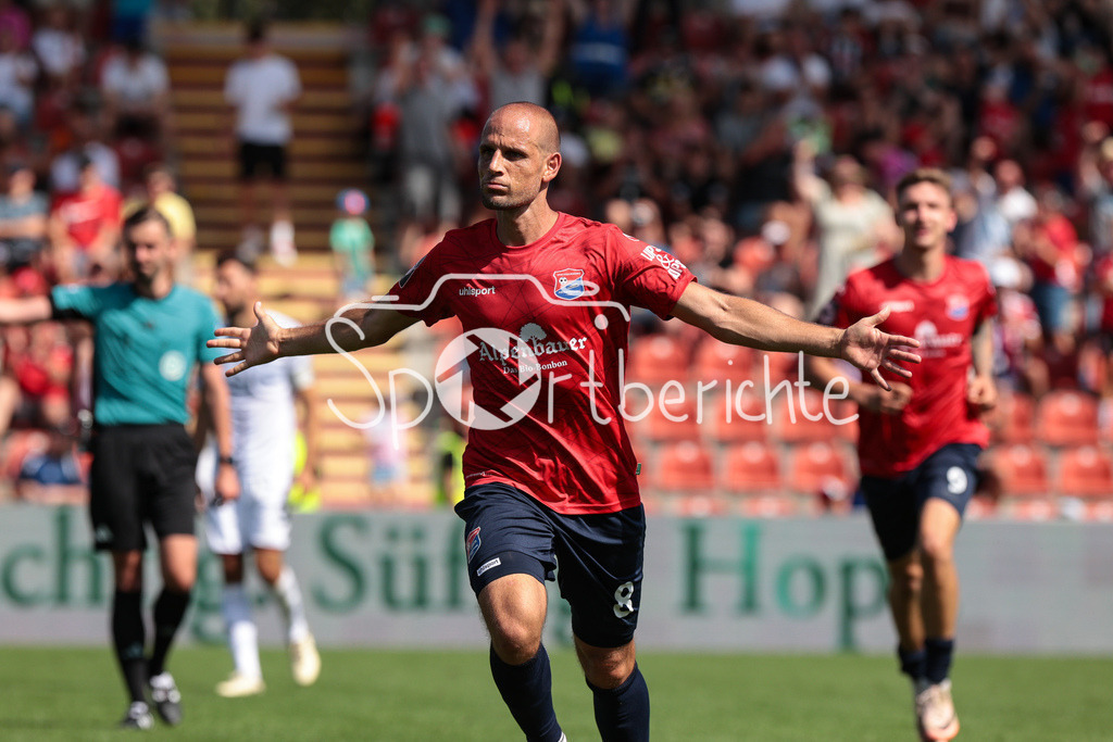 SpVgg Unterhaching - FC Ingolstadt | Manuel STIEFLER (UHG #8) jubelt nach seinem Traumtor zum 2-1 fuer die Spvgg / Tor / Treffer / Jubel / Freude / Torschuetze
