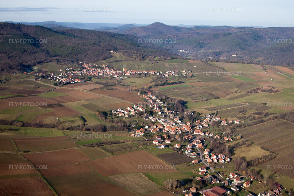 Aerial view: View of the town in Steinseltz in the state Bas-Rhin, France.Photo: IMG_48443.jpg taken on 12/11/2011 by Werner Riehm/FLY-FOTO.comResolution of the original: 4752 x 3168 px