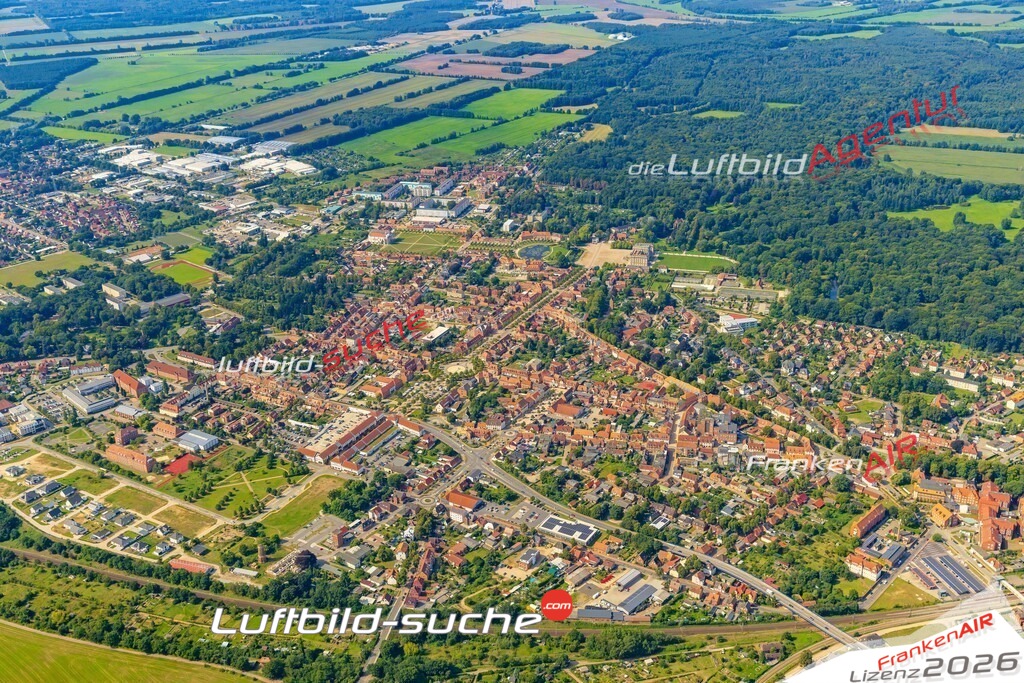 Luftbild der Stadt Ludwigslust - Die Luftaufnahme wurde 2025 vom UL-Flugzeug heraus erstellt ( keine Drohne ) - Hochauflösende Luftaufnahme - für professionelle Ausdrucke geeignet. Die Geschenkidee !Hier alle&nbsp;Infos zur Lizenzierung der LuftaufnahmeWir fliegen auch dieses Jahr wieder in Ihre Region um Luftbilder zu erstellen.- Luftbild anfragen