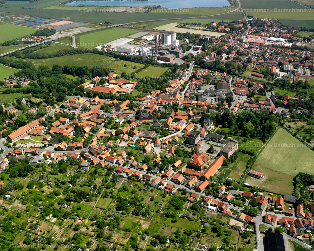 2638207 | SCHLADEN 09.06.2006 Ortsansicht am Rande von landwirtschaftlichen Feldern und Nutzflächen  in Schladen im Bundesland Niedersachsen, Deutschland // Village view on the edge of agricultural fields and land  in Schladen in the state Lower Saxony, Germany Foto: Gerhard Launer