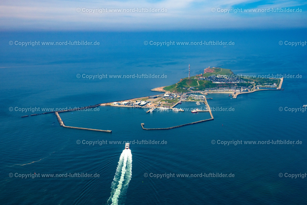 Helgoland_ELS_6939250622 | HELGOLAND 25.06.2022 Die Insel Helgoland in der Nordsee mit dem Hafengelände auf Helgoland im Bundesland Schleswig-Holstein. // The island of Helgoland in the North Sea to the port area on Helgoland in Schleswig-Holstein. Foto: Martin Elsen