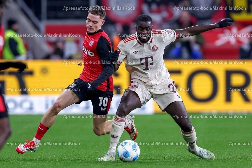Lev15022501044 | 15.02.2025, Fußball, Bayer 04 Leverkusen - FC Bayern München, 1. Fußball Bundesliga, 22. Spieltag, BayArena, Saison 2024 2025: Florian Wirtz (Bayer04 Leverkusen #10) im Zweikampf gegen Dayot Upamecano (FC Bayern #2) DFB regulations prohibit any use of photographs as image sequences and or quasi-video.