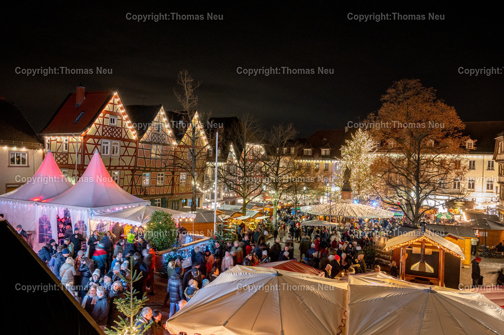 DSC_4456 | bbe, Bensheim Weihnachtsmarkt, Wie beim Winzerfest drängen sich Tag für Tag viele hunderte Menschen durch die weihnachtlich beleuchtete Innenstadt. Die meistenkommen auf den Marktplatz ,  ,, Bild: Thomas Neu