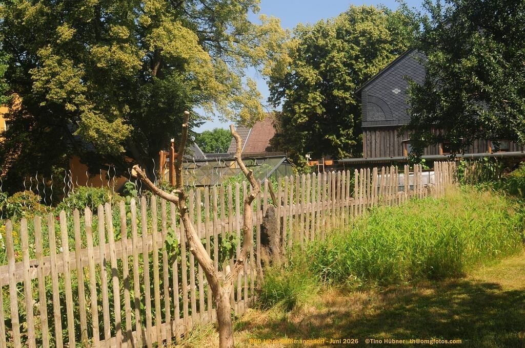 Geißmannsdorf-2026-Ortsbilder-119 | Geißmannsdorf bei Bischofswerda im Sommer 2026. Ein fotografischer Streifzug durch das Dorf Geißmannsdorf, mit Gebäuden, Straßen, Strohpuppen und geschmückten Vorgärten und Grundstücken anlässlich der 800-Jahr-Feier von Geißmannsdorf im Juni 2026 - Realisiert mit Pictrs.com