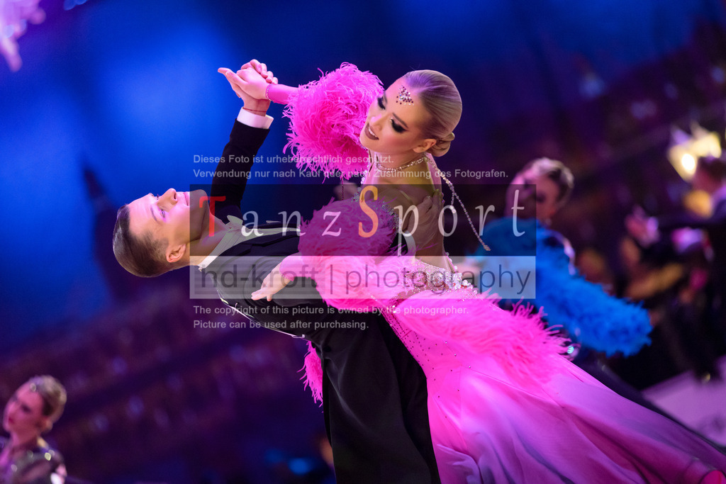 20241215_WDSF_Int_Open_Std-Riga-9245 | Tanzsportbilder, Standardtanz, Lateintanz, WDSF, DTV, LTVB, dancecomp, goc, hessen tanzt, blaues band der spree, walzer, tango, wiener walzer, slowfox, quickstepp, samba, rumba, cha-cha-cha, paso doble. jive, hd-kroft photography, turniertanzsport