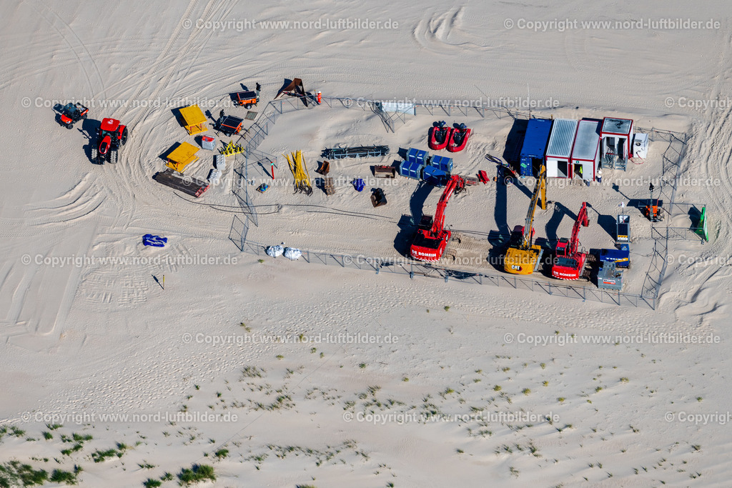 Norderney_Material_Und_Maschinen_Lager_Für_Aufspülung_ELS_6355050923 | NORDERNEY 05.09.2023 Sandstrand- Landschaft Maschine, Bauwagen Bagger zum Aufspülen von Sand auf den Strand auf der Insel Norderney im Bundesland Niedersachsen, Deutschlandd. // Sandy beach landscape machine, construction trailer excavator for flushing sand onto the beach on the island of Norderney in the state Lower Saxony, Germanyy. Foto: Martin Elsen