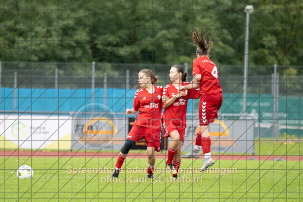 20251004_173556_0768 | #,1.FC Donzdorf (rot) vs. ASV Spartania Eislingen (blau), Fussball, B-Juniorinnen-Verbandsstaffel Nord, wfv, 03. Spieltag, Saison 2025/2026, Rasenplatz, Lautertal Stadion, Süßener Straße 16, 73072 Donzdorf, 04.10.2025 - 16:00 Uhr,Foto: PhotoPeet-Sportfotografie/Peter Harich