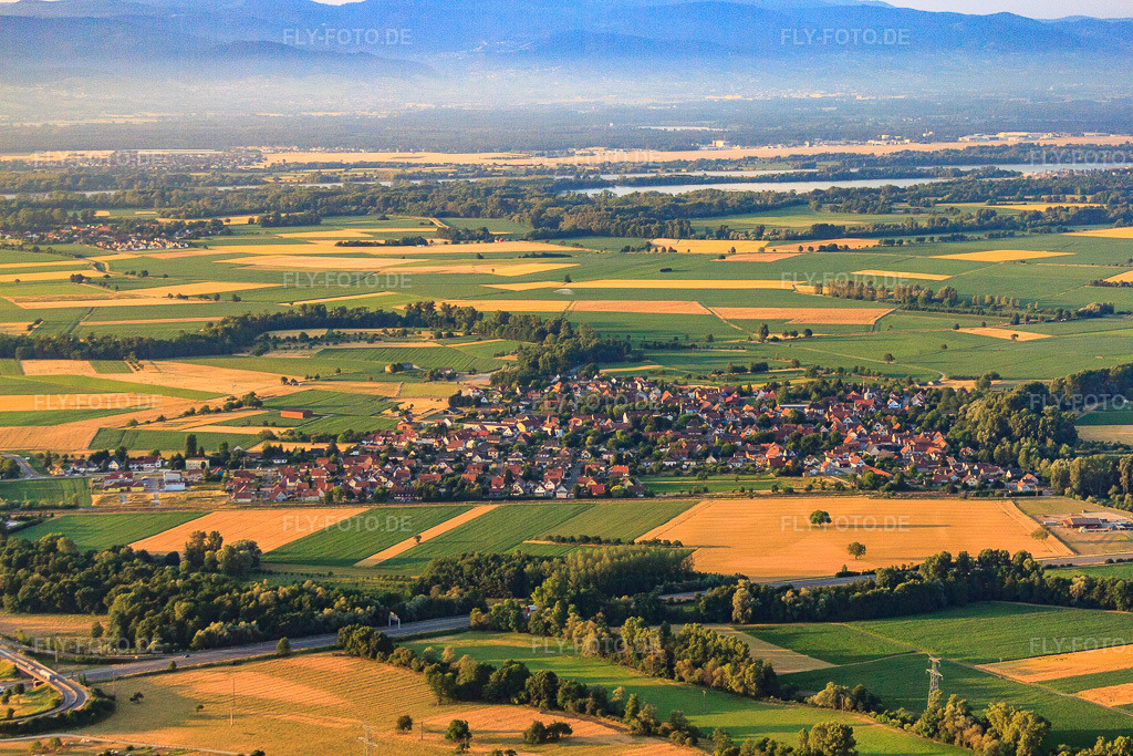 Luftbild: Ortsansicht aus Nordosten in Roppenheim im Bundesland Bas-Rhin in Frankreich. – Foto: IMG_67993.jpg vom 19.06.2014 durch Werner Riehm/FLY-FOTO.de – Auflösung des Originals: 4752 x 3168 px