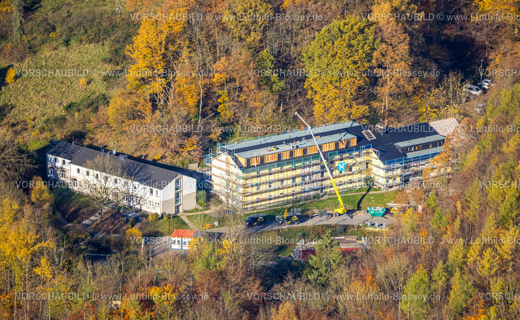 Hagen251103723 | Luftbild, Jugendhilfe Selbecke Sozialeinrichtung, Baustelle mit Baukran, Baugerüst und Fassadenverkleidung, herbstliche Bäume,  Eilpe, Hagen, Ruhrgebiet, Nordrhein-Westfalen, Deutschland