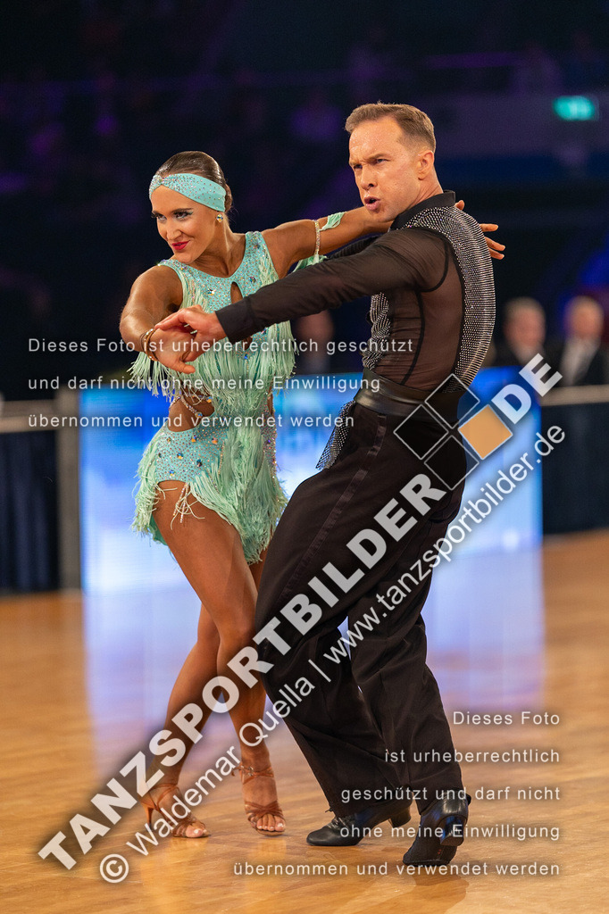 20231111-00266 | Hier finden Sie Tanz Bilder vom Latein und Standard Formationen tanzen. Sportbilder vom Tanzsport. Schöne Fotos und von Weltmeisterschaft, Europameisterschaft, Bundesliga, Regionalliga, Oberliga und Landesliga sowie von GOC Stuttgart, DanceComp, WM Bremen