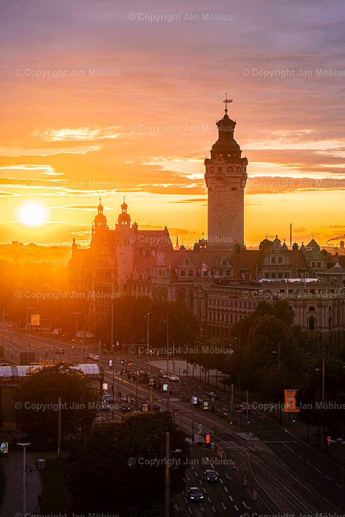 Neue Rathaus Leipzig | Das Neue Rathaus Leipzig beeindruckt mit monumentaler Architektur, historischem Flair und zentraler Lage. Es zählt zu den markantesten Wahrzeichen der Stadt und ist ein beliebter Fotospot - Realisiert mit Pictrs.com