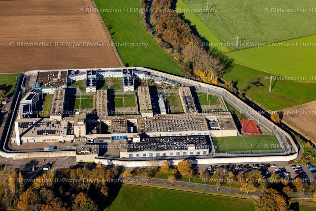 Luftbilder Geldern-7638 | Luftbildfotografie Gefängnis- Gelände und Sicherheitsumzäunung der Justizvollzugsanstalt JVA am Möhlendyck in Geldern im Bundesland Nordrhein-Westfalen, Deutschland. - Realisiert mit Pictrs.com