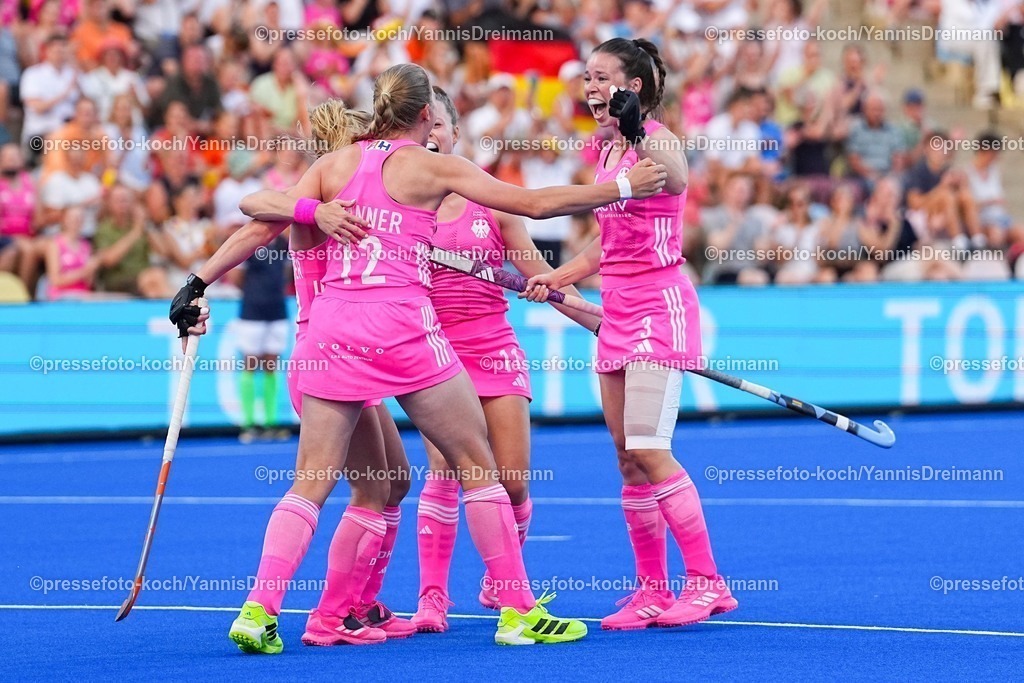 xydrx15082504038 | 15.08.2025, xydrx, Frauen EuroHockey Championship 2025, Halbfinale, Belgien - Deutschland, Sparkassenpark Mönchengladbach: Torjubel nach dem Tor zum 1:0 für die Deutsche Feldhockey Nationalmannschaft durch Torschützin Ines Wammer (GER #12) zusammen mit Amelie Wortmann (GER #3)