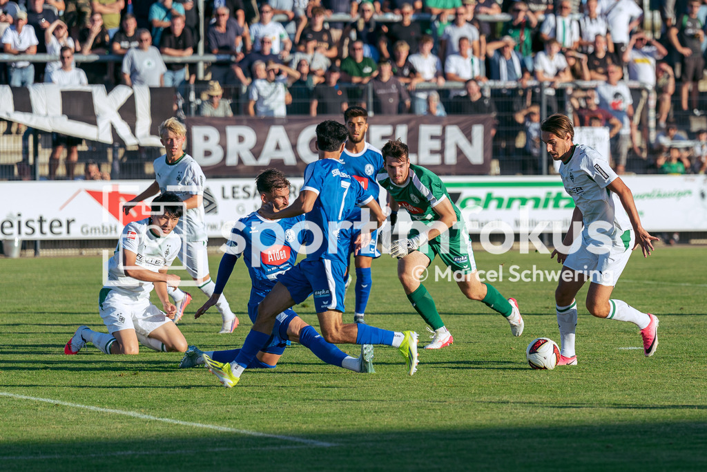 SSVg Velbert 02 – Borussia Mönchengladbach | Florian Neuhaus (Borussia Mönchengladbach) am Ball. Testspiel zwischen der SSVg Velbert 02 und Borussia Mönchengladbach in Velbert, 12.08.2026. Endstand: 0:8. sportimfokus / Marcel Schwering - Realisiert mit Pictrs.com