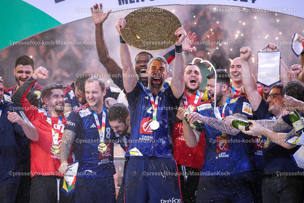 EHFEURO28012402327 | 28.01.2024, EHF EURO 2024, Männer Europameisterschaft Handball, Lanxess Arena in Köln, Finale, Siegerehrung Frankreich ist Europameister. Luka Karabatic (Frankreich) hält jubelnd die Siegerschale in den Händen.