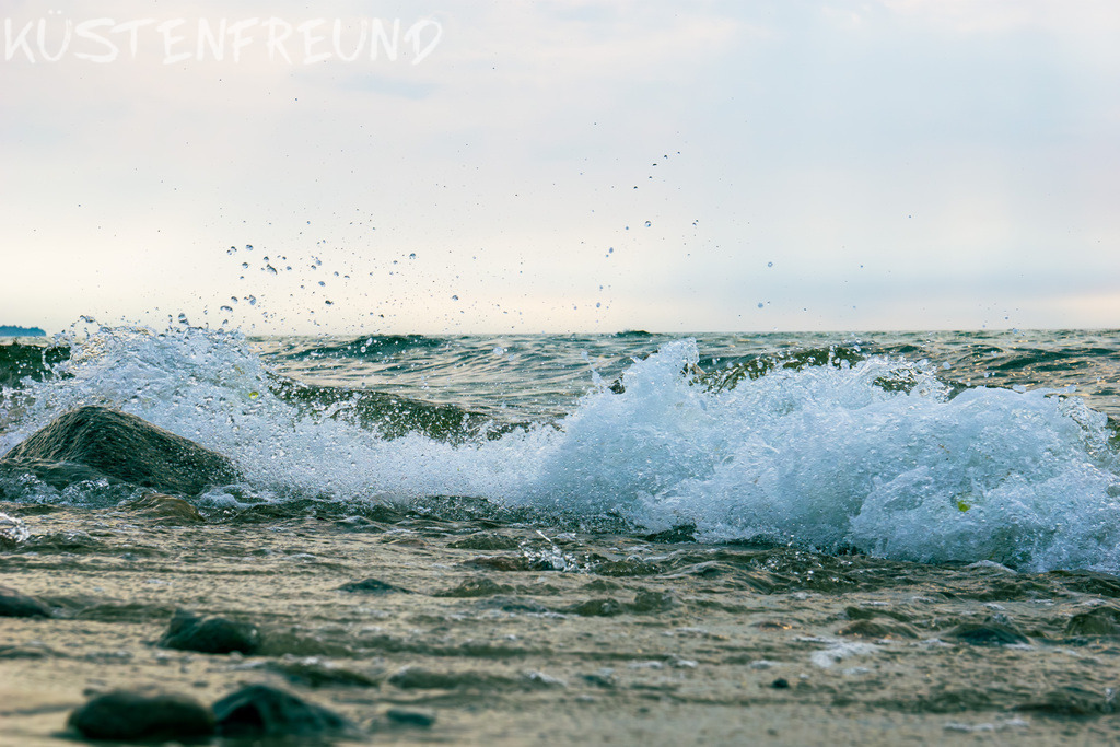 Gischt am Spülsaum vom Naturstrand // Ostseebild | Entdecke deine Lieblingslandschaft von der Küste – auf Ostsee Leinwand, Nordsee Leinwand, Alu Dibond oder Acrylglas, passend für jeden Geschmack und Raum.