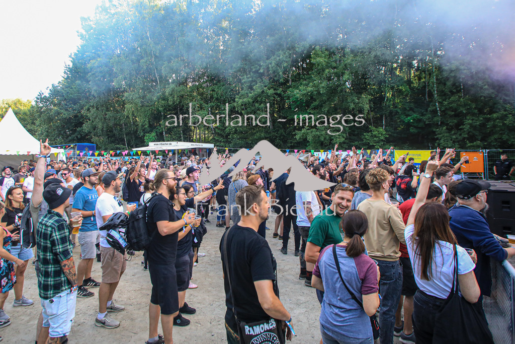 OE7A5070 | schnell füllt sich das Festival Gelände