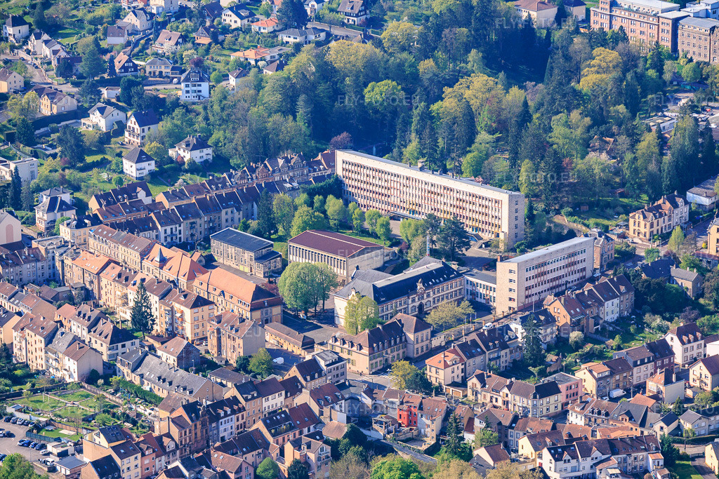 Vue aérienne: Lycée Jean de Pange de NP à le quartier Blauberg in Saargemünd dans le département Moselle, France.Photo: IMG_154550.jpg prise le 18/04/2026 par Werner Riehm/FLY-FOTO.euRésolution de l'original: 6000 x 4000 pxLYCEE-JEAN-DE-PANGE.FR