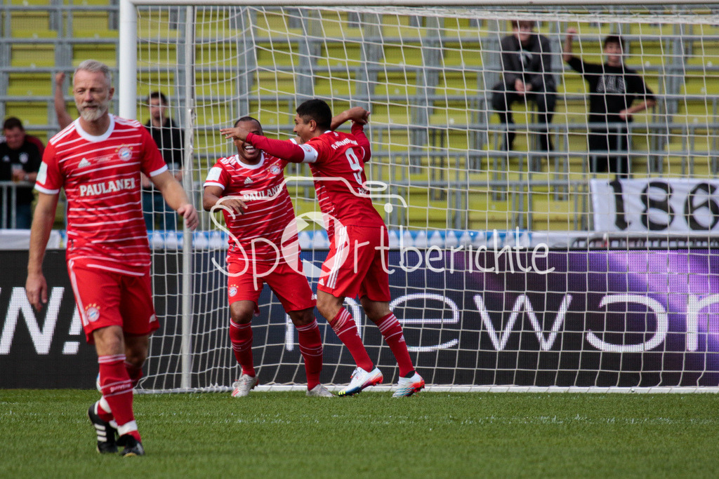 FC Bayern Muenchen - TSV 1860 Muenchen | Giovanne Elber (FCB #9) jubelt ueber einen Treffer