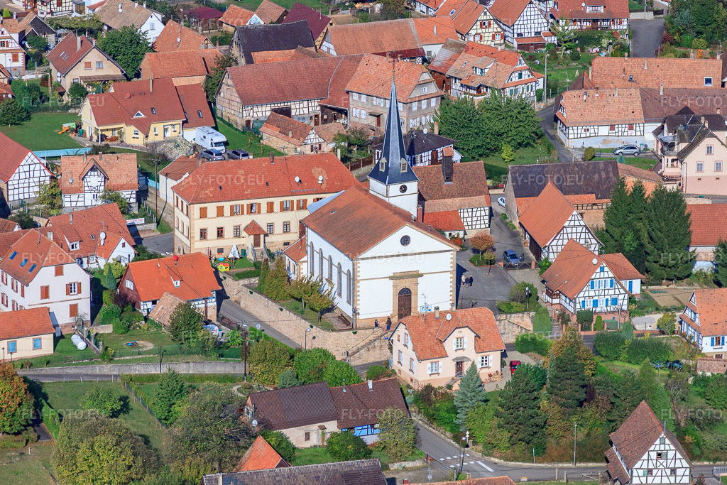Vue aérienne: L'église et le docteur Antoine Holzmann à Lampertsloch dans le département Bas Rhin, France – .Photo: IMG_45865.jpg prise le 16/10/2011 par Werner Riehm/FLY-FOTO.eu – Résolution de l'original: 4378 x 2919 px – Dr Antoine Holzmann, Médecin généraliste à Lampertsloch - Doctolib