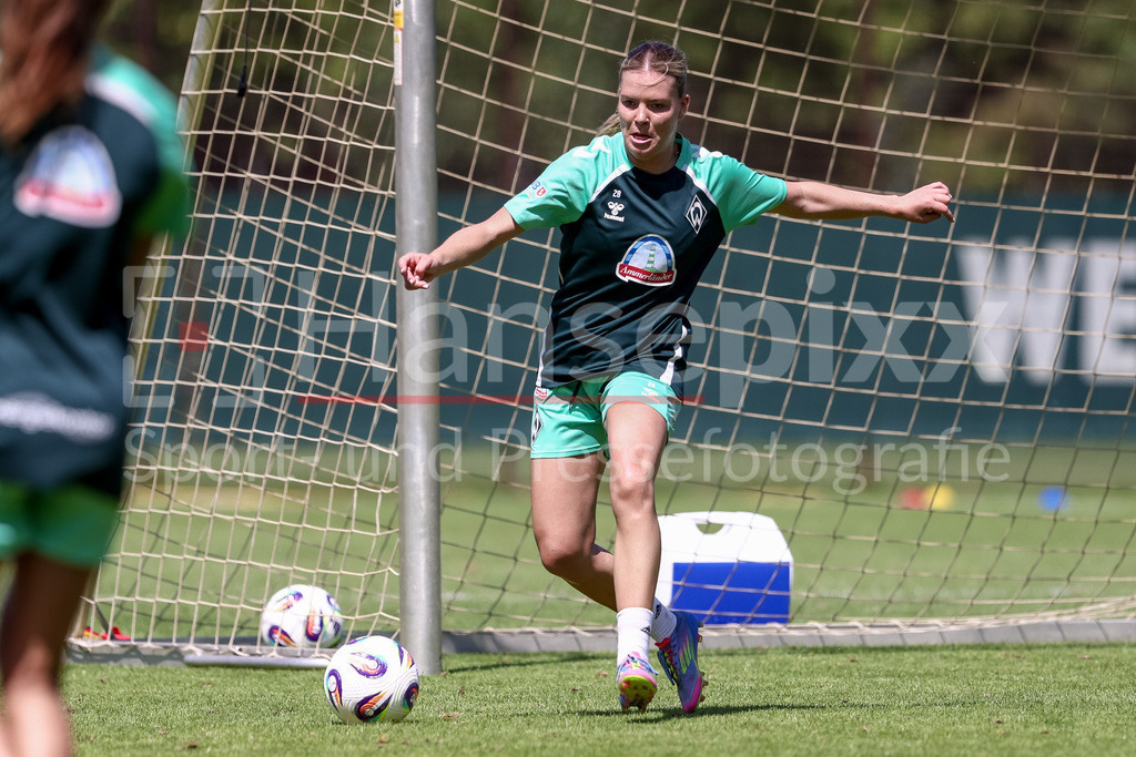 Fussball, Google Pixel Frauen-Bundesliga, Training SV Werder Bremen | Juliane Wirtz (SV Werder Bremen, 28) bei einer Trainingsübung