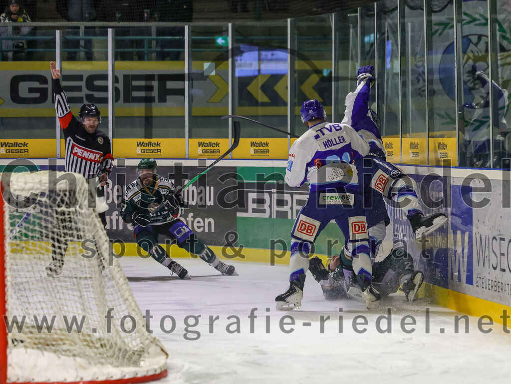 2026-01-23_024_TSV_Erding_gegen_SC_Riessersee | Erding, Deutschland, 23.01.2026:Eishockey, Oberliga Süd 2025 / 2026, 40. Spieltag, TSV Erding gegen SC Riessersee, Endergebnis: 6:5 n.V.Philipp Michl (Erding Gladiators, #77), Alexander Höller (SC Riessersee, #21), Grady Hobbs (Erding Gladiators, #22)Foto: Christian Riedel / fotografie-riedel.net