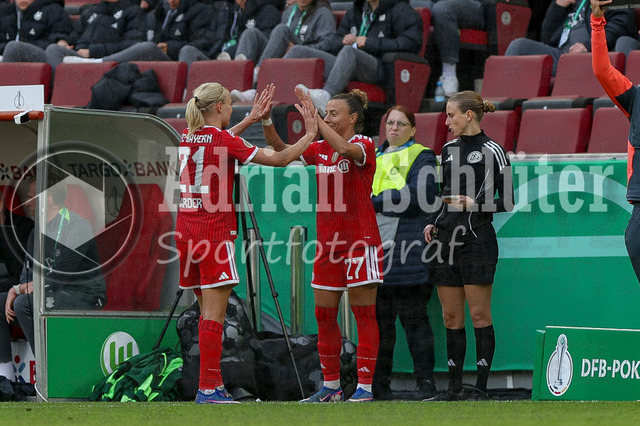 14.05.2026, GER, Fussball, Frauen, DFB-Pokal, Finale, Saison 2025/2026, VfL Wolfsburg - FC Bayern München | Pernille Harder (Bayern) wird ausgewechselt und Arianna Caruso (Bayern) wird eingewechselt