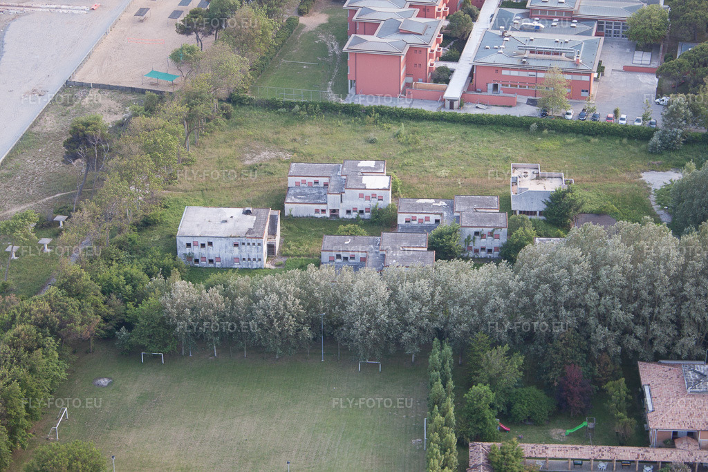 Vue aérienne: Une ancienne maison de vacances familiale délabrée, ex Colonia La Nostra Famiglia, sur la côte adriatique à Duna Verde dans le département Vénétie, Italie.Photo: IMG_50296.jpg prise le 07/06/2012 par Werner Riehm/FLY-FOTO.euRésolution de l'original: 4752 x 3168 px