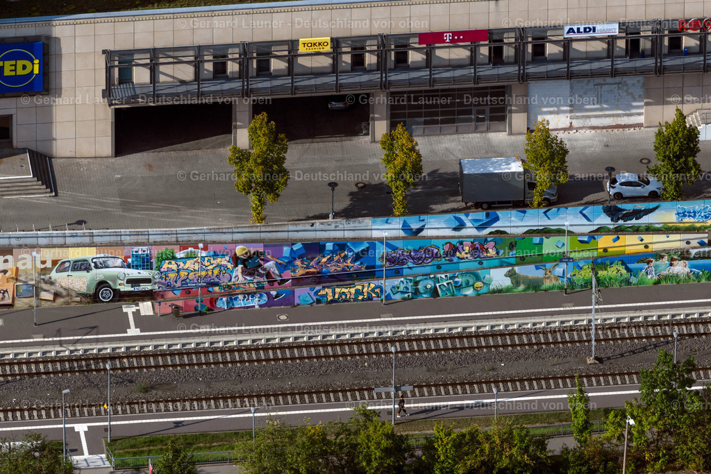 4040153 | LEIPZIG 14.09.2020 Graffiti- Kunstwerk und Großflächen- Malerei an einer Fassade des Treppenaufgangs zum Einkaufszentrum "Allee Center Leipzig" an der Ludwigsburger Straße im Ortsteil Grünau in Leipzig im Bundesland Sachsen, Deutschland. // Graffiti- artwork and large-area painting on a facade of the entrance to the shopping mall "Allee Center Leipzig" on Ludwigsburger Strasse in the district Gruenau in Leipzig in the state Saxony, Germany. Foto: Gerhard Launer