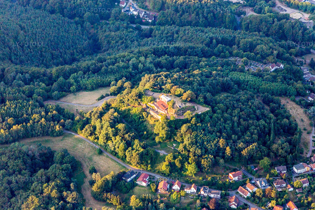 Luftbild: Burganlage der Veste Lemberg in Lemberg im Bundesland Rheinland-Pfalz in Deutschland. Foto: IMG_109703.jpg vom 06.08.2018 durch Werner Riehm/FLY-FOTO.de