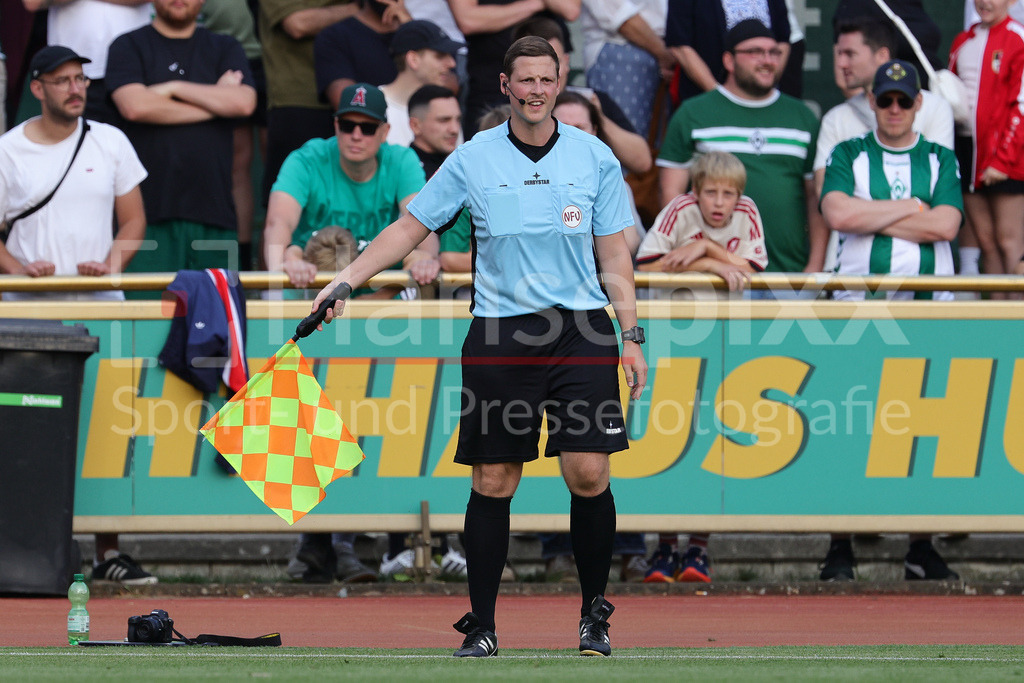 Fussball, Regionalliga Nord, SV Werder Bremen II - VfB Oldenburg | Schiedsrichter-Assistent Andre Heinrich gint einen Fahnenzeichen, zeigt etwas an