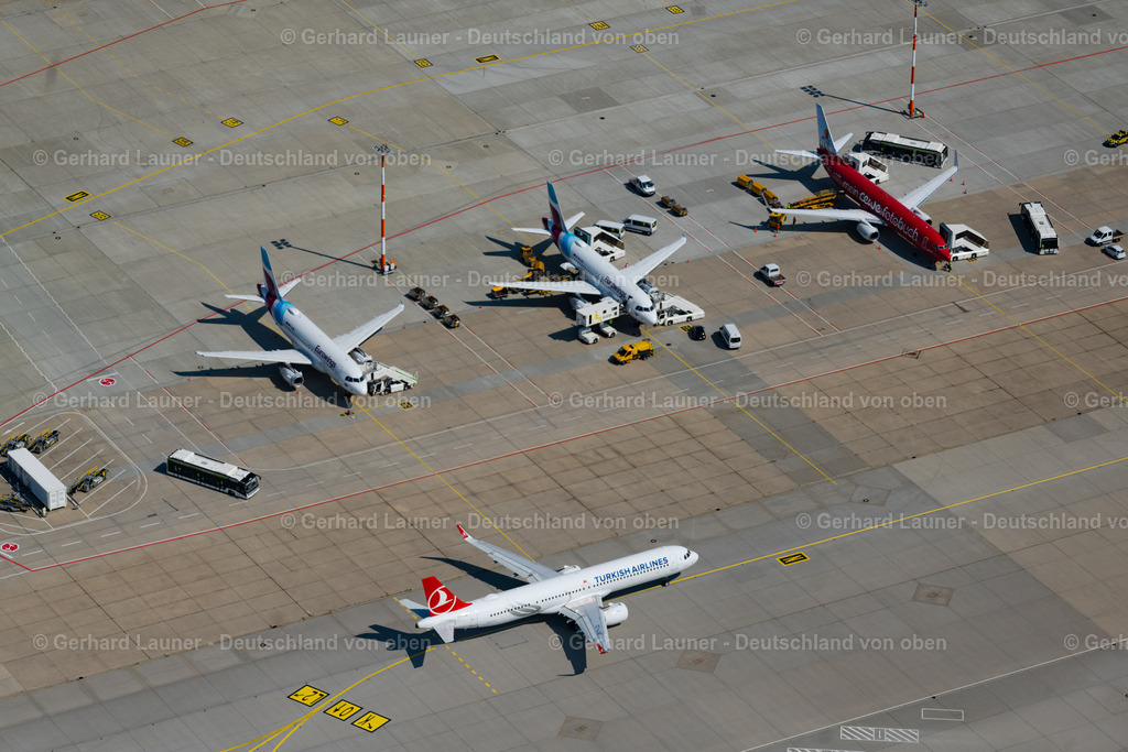 4047083 | STUTTGART 11.08.2021 Passagierflugzeuge von Eurowings auf der Parkposition - Abstellfläche auf dem Flughafen in Stuttgart im Bundesland Baden-Württemberg, Deutschland. Weiterführende Informationen bei: Flughafen Stuttgart GmbH,  eurowings. // Passenger airplanes from Eurowings in parking position - parking area at the airport in Stuttgart in the state Baden-Wuerttemberg, Germany. Further information at: Flughafen Stuttgart GmbH,  eurowings. Foto: Gerhard Launer