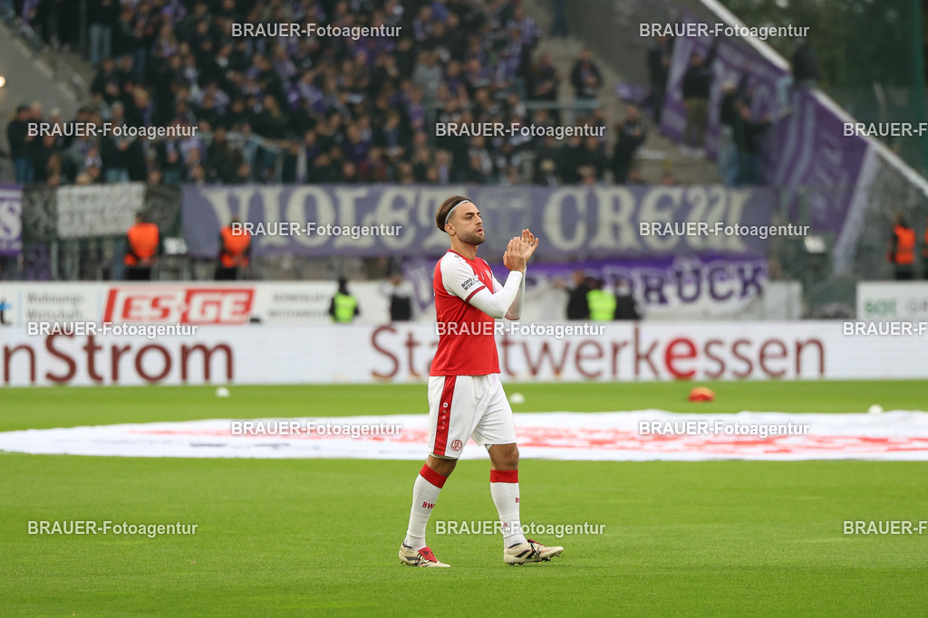 Rot-Weiss Essen - VFL Osnabrück | Essen, Deutschland, 17.09.2025 Rios Alonso (Rot-Weiss Essen) begrüßt die Fanswährend des 3.Liga Spiels zwischen  Rot-Weiss Essen und VFL Osnabrück am 17.09.2025 im Stadion an der Hafenstraße in Essen. (Foto von Timo Bluhmki-Schmidt/Brauer Fotoagentur