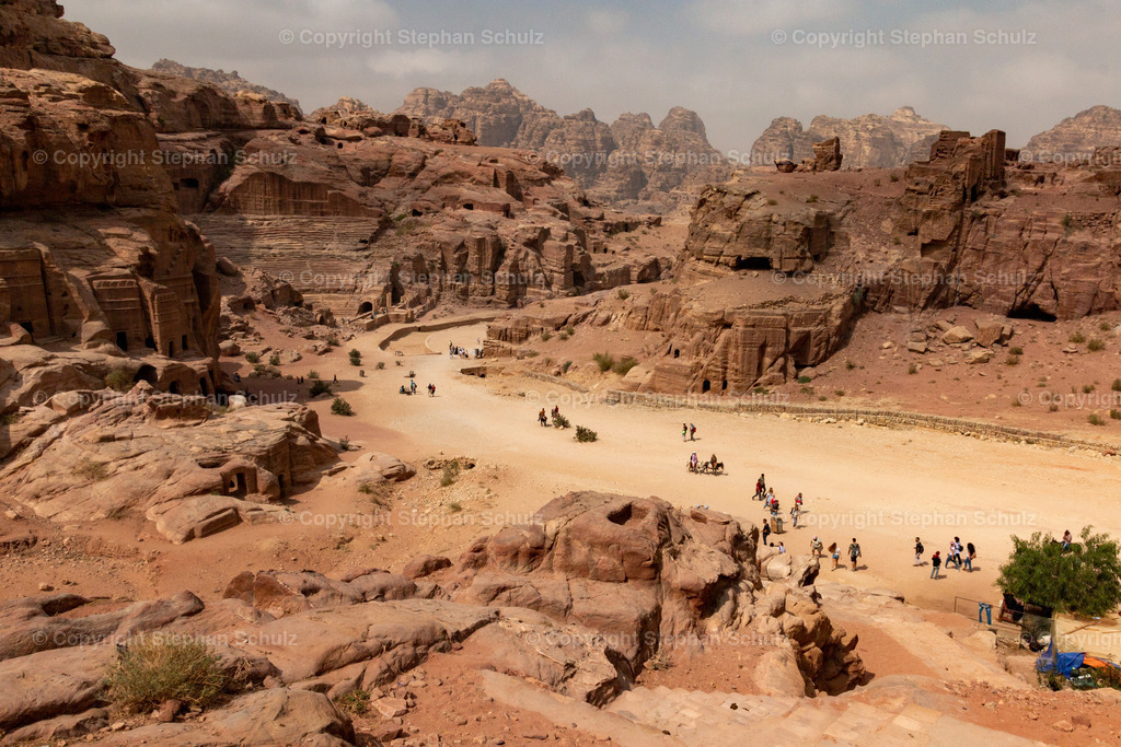 Petra, Jordan - October 19, 2018: View of the historic rock town of Petra in Jordan, which is a World Heritage Site.  | Petra, Jordan - October 19, 2018: View of the historic rock town of Petra in Jordan, which is a World Heritage Site. - Realisiert mit Pictrs.com