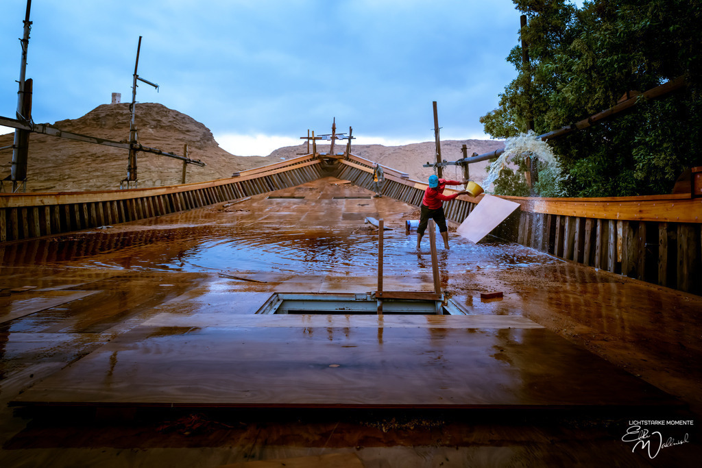 Die letzte Dhau-Werft ihrer Art im Oman; Sur, Oman. | Herzlich willkommen auf meiner Seite! Ich bin Elke Wallnisch, Deine Fotografin für lichtstarke Momente. Der Name steht für alles, was mich mit der Fotografie verbindet: Das Licht und seine machtvolle Wirkung auf eine Situation oder unsere Stimmung - Realisiert mit Pictrs.com