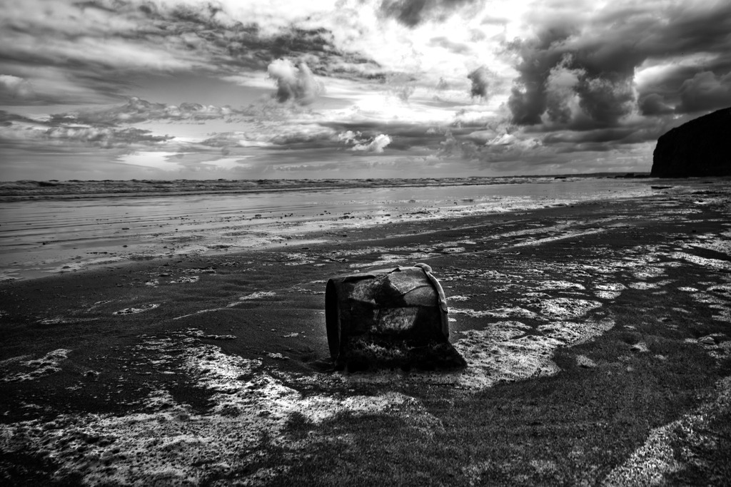 Cup of Coffee on the Beach | Cup of Coffee on the Beach Atlantik Nordirland Black and White - Realisiert mit Pictrs.com
