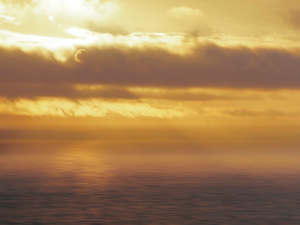Sonnenaufgang an der Ostsee | Eine schmale Wolkenbank schiebt sich vor die aufgehende Sonne - Realisiert mit Pictrs.com
