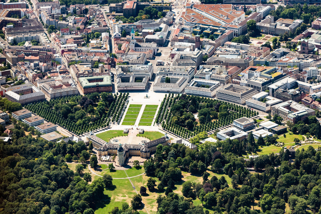dr__dsc7724.jpg | KARLSRUHE 03.07.2018 Palais des Schloss Karlsruhe mit Schlossplatz im Schlossbezirk in Karlsruhe im Bundesland Baden-Württemberg, Deutschland. // Palace Karlsruhe with Schlossplatz in Schlossbezirk in Karlsruhe in the state Baden-Wurttemberg, Germany. Foto: Daniel Reiter