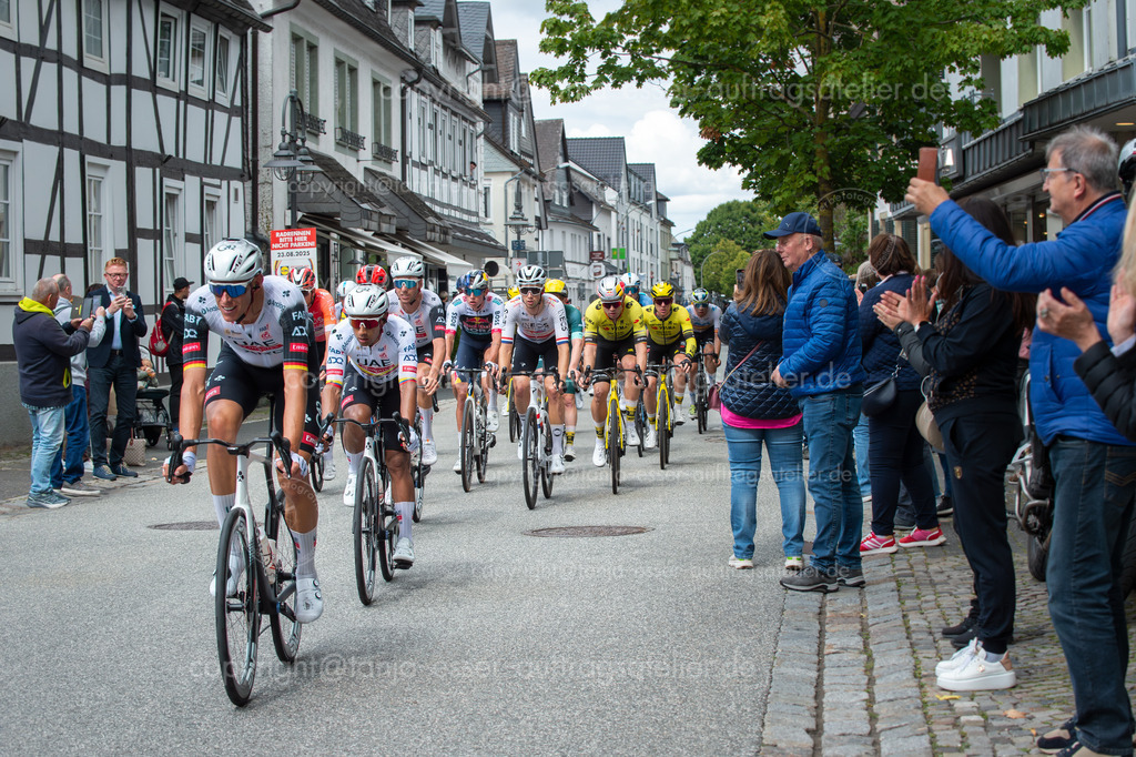 Lidl Deutschlandtour UAE Team Hauptfeld 3. Etappe in Brilon Hauptfeld | Brilon, Nordrhein-Westfalen, Deutschland – 23. August 2025: Lidl Deutschlandtour Professionelles Radrennen, 3. Etappe, Hauptfeld. Gesichter von links nach rechts: Nils Politt, Jhonatan Narvaez, Jan Christen, Florian Lipowitz, Samuel Watson (bester Nachwuchsfahrer), Wout van Aert.