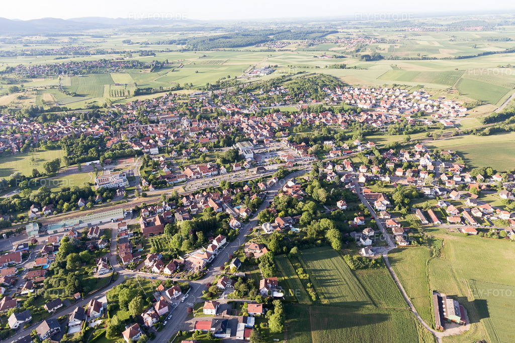 Luftbild: Ortsansicht in Soultz-sous-Forêts im Bundesland Bas-Rhin in Frankreich. Foto: IMG_100829.jpg vom 08.06.2017 durch Werner Riehm/FLY-FOTO.de