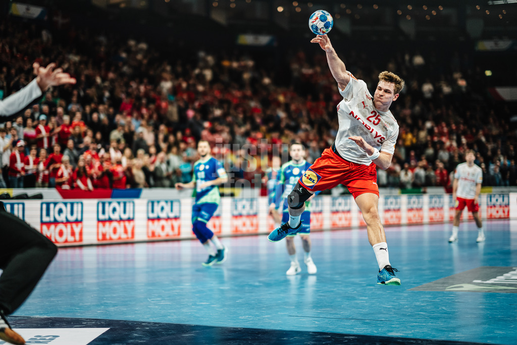 Handball | Herren | EHF EURO 2024 | European Championshop Men 2024 Final Tournament | Slowenien vs. Dänemark | 23.01.2024 | Lukas Lindhard Jorgensen (#25, Dänemark, DEN) wirft auf das Tor