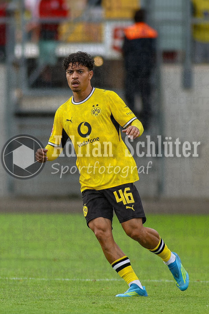 18.07.2026, GER, Fussball, Herren, Testspiel, Saison 2026/2027, Rot-Weiß Oberhausen - Borussia Dortmund | Ayman Azhil schaut