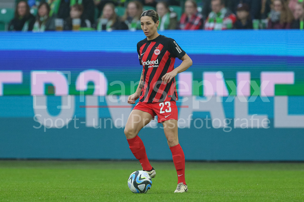 Fussball, Google Pixel Frauen-Bundesliga, VfL Wolfsburg - Eintracht Frankfurt | v.li.: Sara Doorsoun (Eintracht Frankfurt, 23) am Ball, Freisteller, Einzelbild, Ganzkörper, Aktion, Action, Spielszene, DIE DFB-RICHTLINIEN UNTERSAGEN JEGLICHE NUTZUNG VON FOTOS ALS SEQUENZBILDER UND/ODER VIDEOÄHNLICHE FOTOSTRECKEN. DFB REGULATIONS PROHIBIT ANY USE OF PHOTOGRAPHS AS IMAGE SEQUENCES AND/OR QUASI-VIDEO.