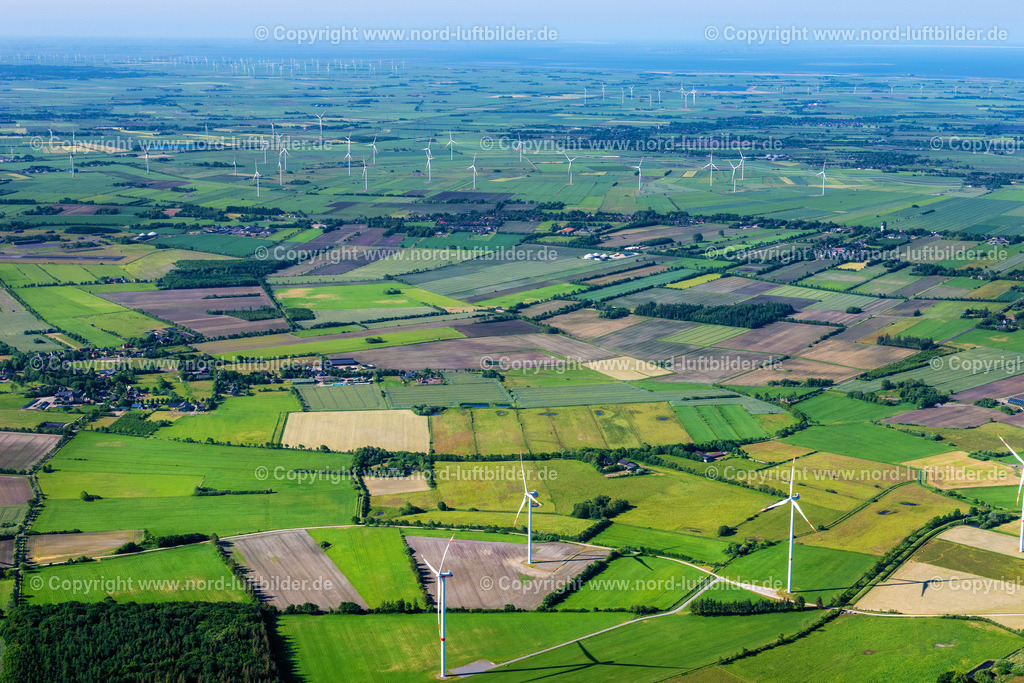 Lexgaard_ELS_7809100623 | LEXGAARD 10.06.2023 Landwirtschaftliche Nutzflächen und Feldgrenzen umsäumen das Siedlungsgebiet des Dorfes in Lexgaard im Bundesland Schleswig-Holstein, Deutschland. // Agricultural land and field boundaries surround the settlement area of the village in Lexgaard in the state Schleswig-Holstein, Germany. Foto: Martin Elsen