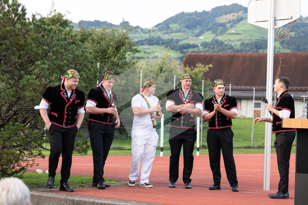 ESAF2025_Empfang_8486 | Die Schwinger des Schwyzer Kantonalen Schwingerverbandes: Fotos, die Dynamik und Leidenschaft festhalten, sowie emotionale Momente aus dem traditionellen Schwingsport zeigen. - Realisiert mit Pictrs.com