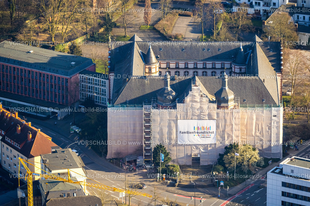 Hamm240305185 | Luftbild, Baustelle Renovierung Rathaus Hamm mit Plakat Familienfreundlichst an der verhüllten Fassade, Mitte, Hamm, Ruhrgebiet, Nordrhein-Westfalen, Deutschland