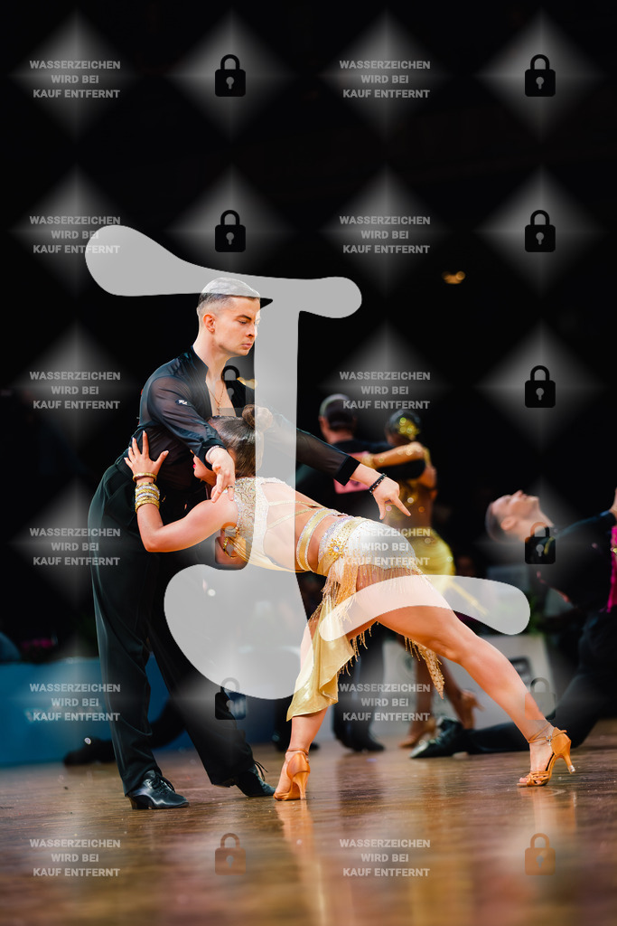 GOC 2025 - WDSF GrandSlam Latin 140th (27) Dennis Deiloff _ Sabrina Deiloff (Germany)-2025-08-23-1430 | Webshop for digital downloads and prints of dance sport, event & show photographer Julian Link - Realisiert mit Pictrs.com