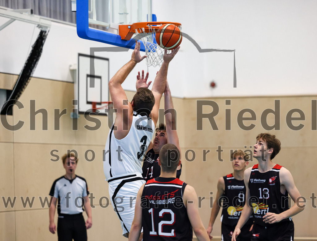 2022-10-16_032_TSV_Vaterstetten_gegen_Baskets_Vilsbiburg_2 | Vaterstetten, Deutschland, 16.10.2022:
Basketball, Bayernliga Herren Südost 2022 / 2023, 1. Spieltag, TSV Vaterstetten gegen Baskets Vilsbiburg 2, Endergebnis: 83:64

Mathias Furtmair (TSV Vaterstetten, #3), M. Engel (Baskets Vilsbiburg, #14), T. Berger (Baskets Vilsbiburg, #12), D. Esch (Baskets Vilsbiburg, #13)

Foto: Christian Riedel / fotografie-riedel.net